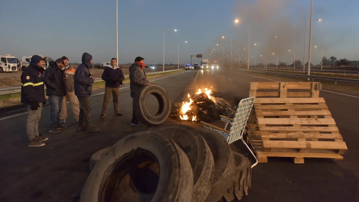 Transportistas retoman los piquetes por la falta de gasoil