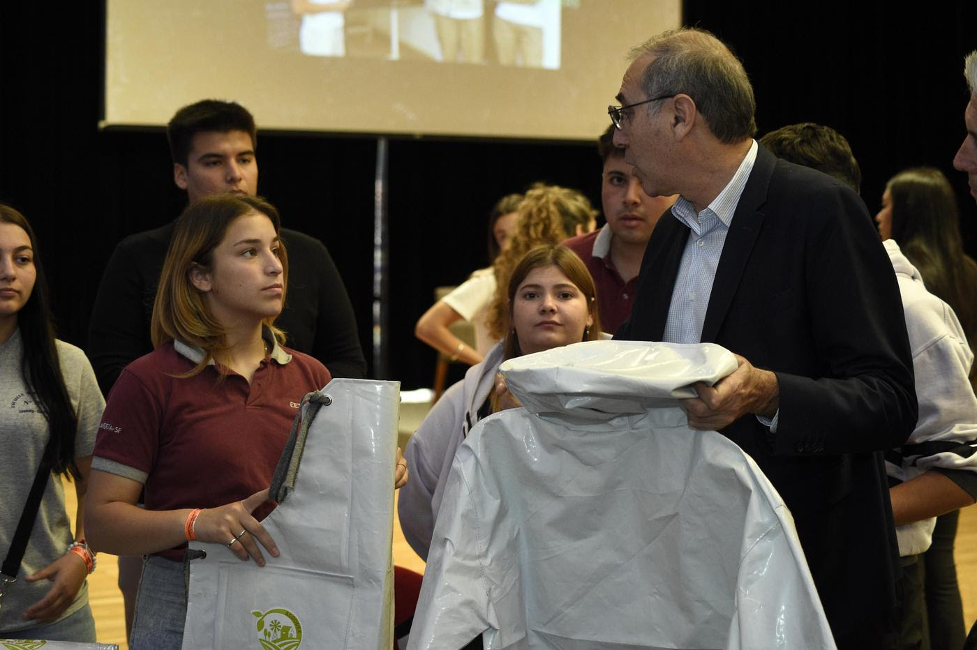 Jóvenes santafesinos idearon un proyecto para producir ropa de trabajo en base a silobolsas