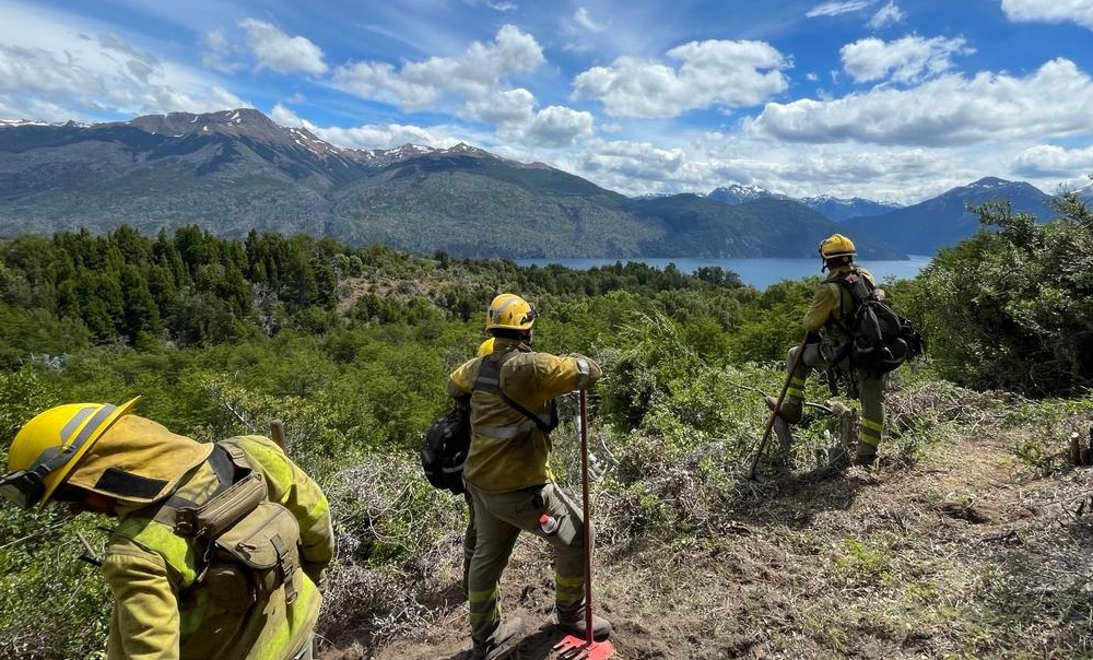 Una nueva delegación de bomberos cordobeses viaja a combatir el fuego en Los Alerces
