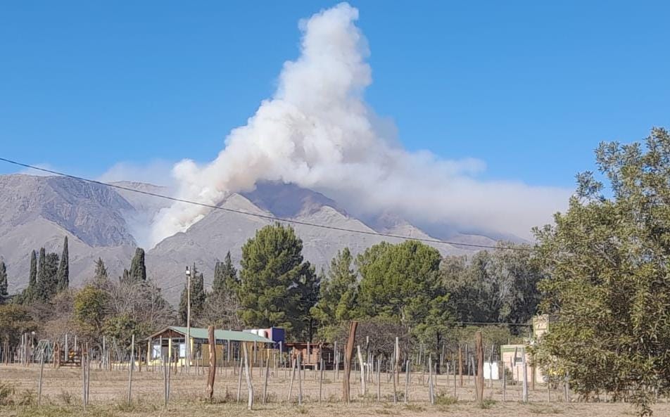 Bomberos combaten un foco de incendio en el Cerro Champaquí