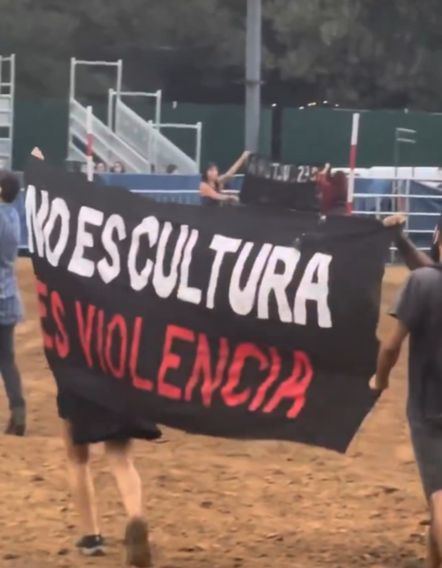 Activistas veganos irrumpieron en La Rural y fueron echados por la seguridad