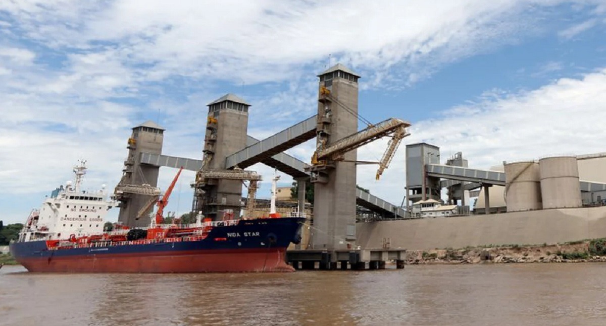 Aceiteros iniciaron un paro por tiempo indeterminado en los puertos de Rosario
