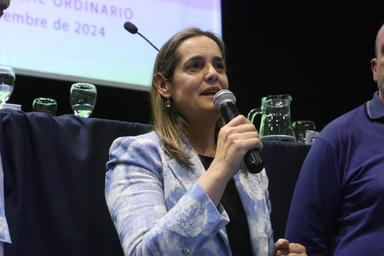 Andrea Sarnari (Bolívar) como presidente de la FAA, primera mujer en la historia de la entidad en ocupar ese cargo