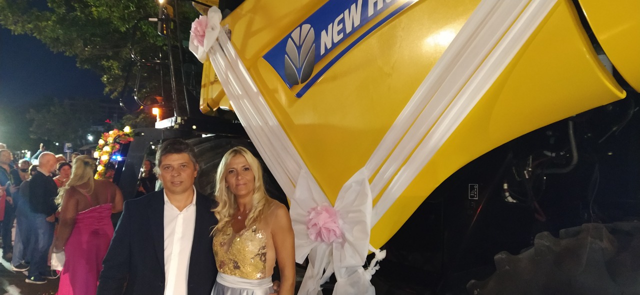 Se casaron y usaron una cosechadora como "vehículo de la boda"