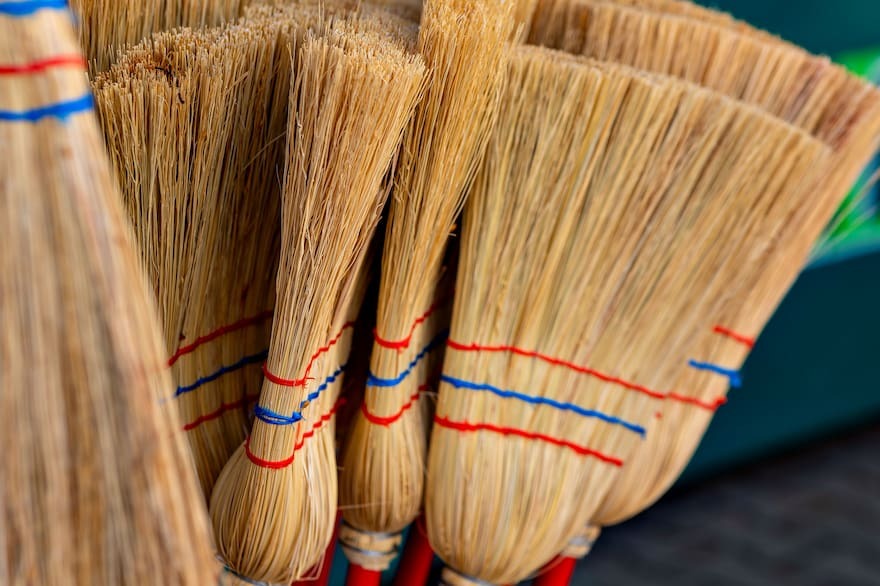 De hace 300 años: el desconocido origen de las escobas y cómo toman su particular color