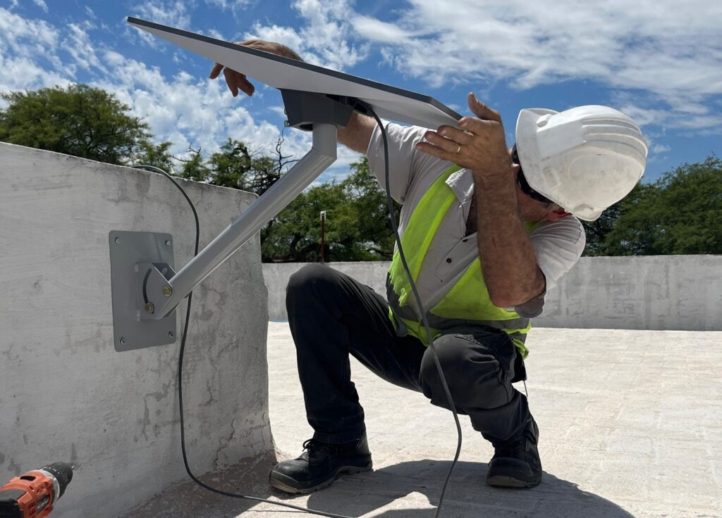 Internet en escuelas rurales: en el verano continúa la colocación de las antenas Starlink