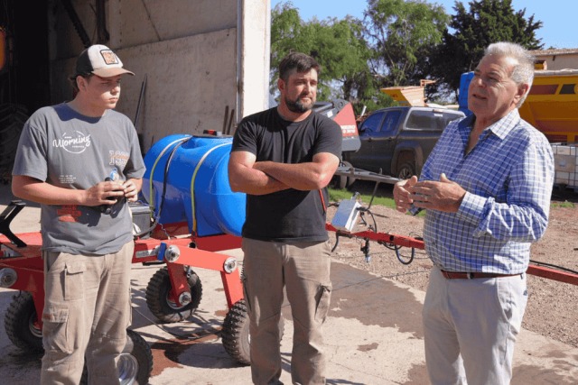 Busso visitó al productor que desarrolló un robot aplicador que es más eficiente que una pulverizadora