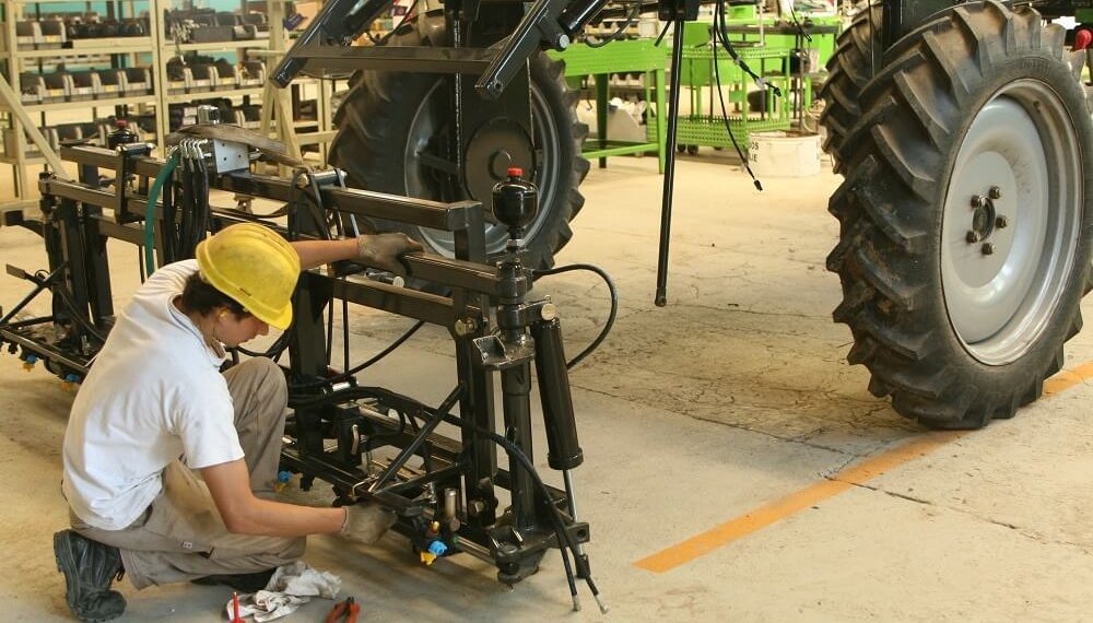 Freno en el campo: la maquinaria agrícola sufrió su primera caída del año y preocupa al sector