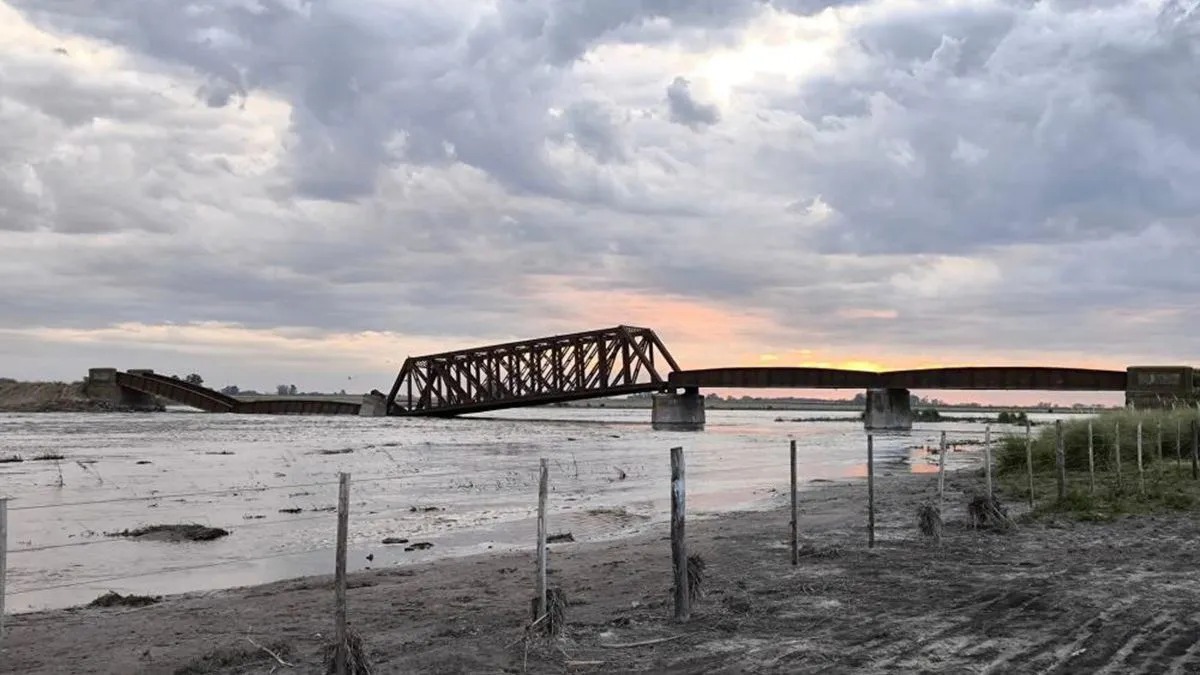 Histórico puente ferroviario colapsó en Chivilcoy en medio de la crisis hídrica