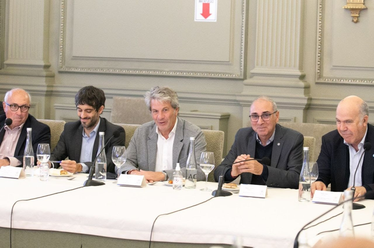 Baja de retenciones: la Bolsa de Rosario recibió al equipo económico de Nación