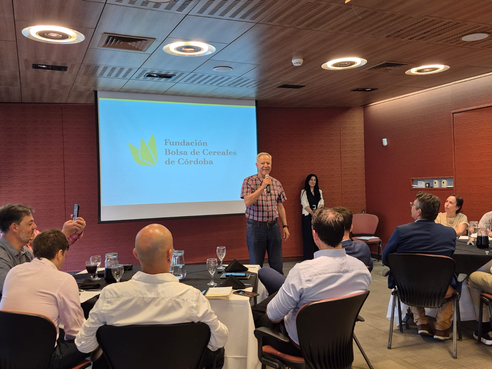 Encuentro de vinculación en Bolsa de Cereales de Córdoba con el informe sobre la "macro y los granos"