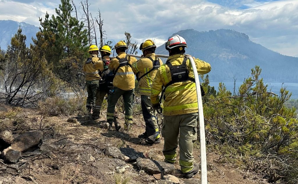 Bomberos cordobeses intensifican esfuerzos para controlar incendios en El Maitén