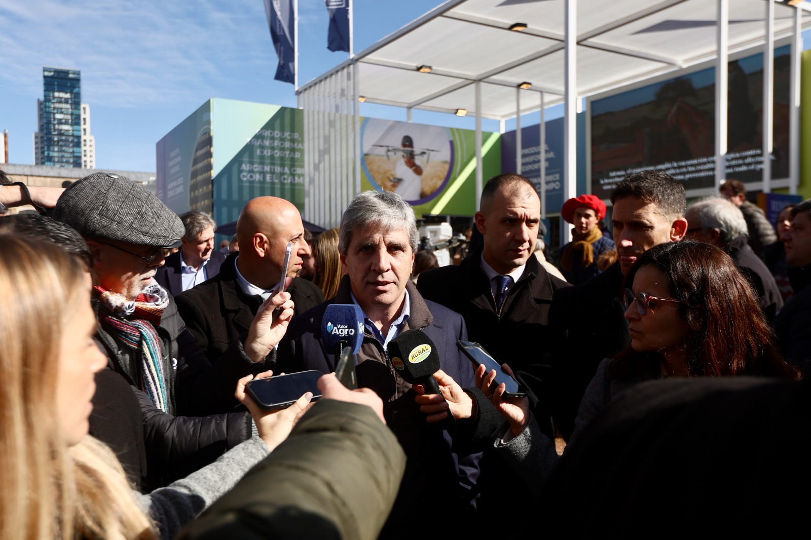 Luis Caputo: "El campo es enorme y cada vez que estuvimos bajando retenciones, la reacción de los productores fue inmediata"
