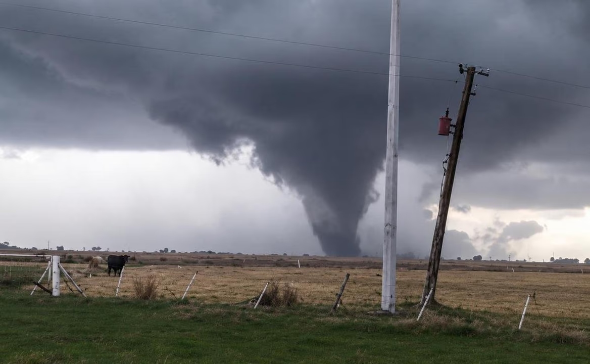 Un tornado destruyó un tambo en Bernardo de Irigoyen y no hubo heridos