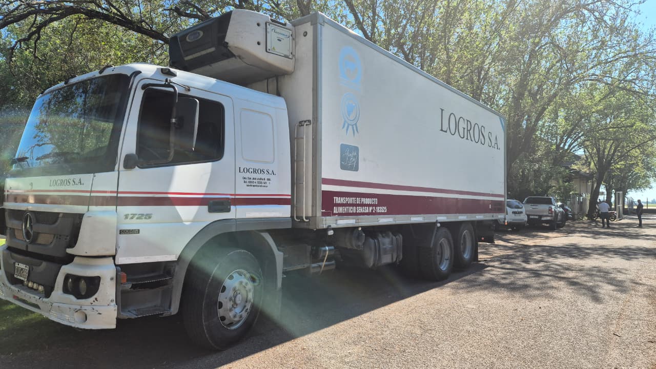 Equipo logístico y operativo durante el cierre del embarque aéreo de carne vacuna con destino a Europa